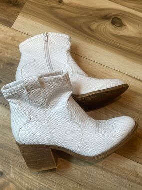 Dirty Laundry White Textured Block Heel Ankle Boots